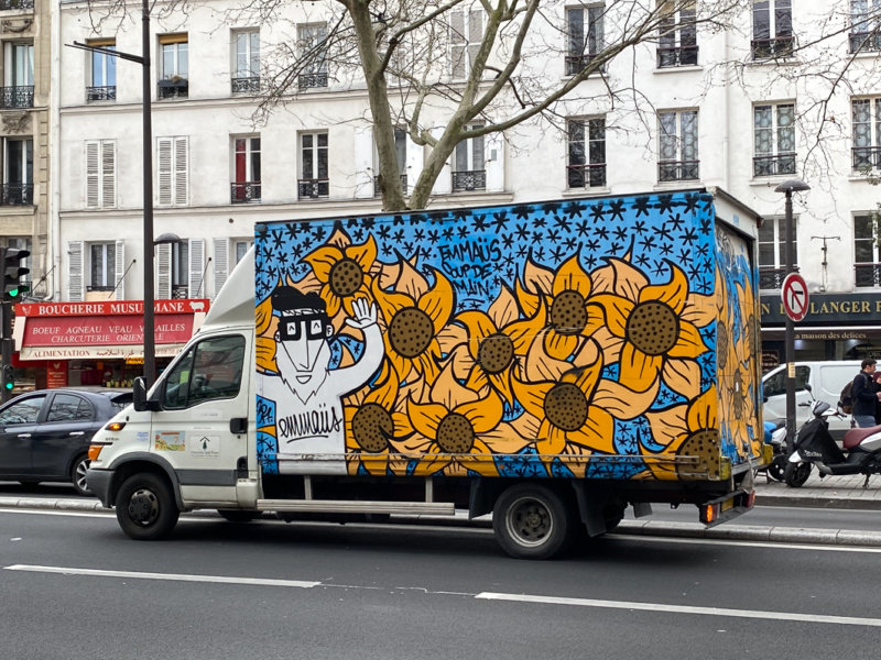 Camion fleuri dans l'avenue Jean Jaurès, Paris 19e (75)