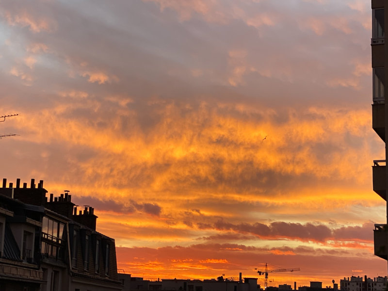 Ciel parisien incandescent au lever du soleil, Paris 19e (75)