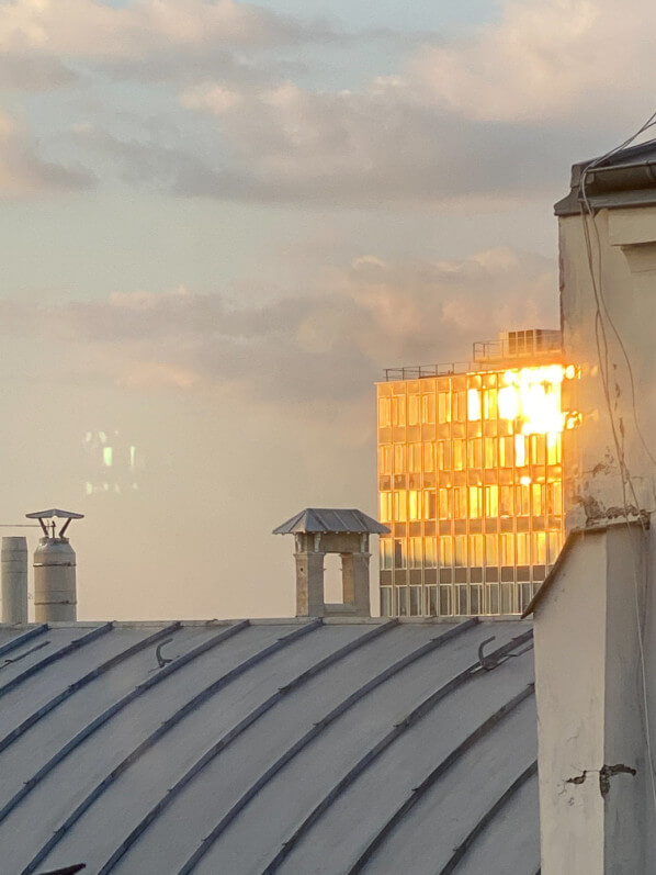 Soleil couchant se reflétant sur la façade d'un immeuble, Paris 19e (75)