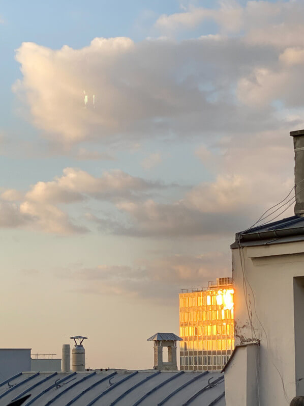 Soleil couchant se reflétant sur la façade d'un immeuble, Paris 19e (75)