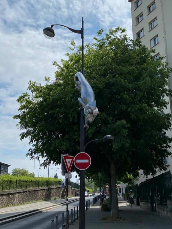 Caméléon accroché à un lampadaire, quai de la Gironde, Paris 19e (75)
