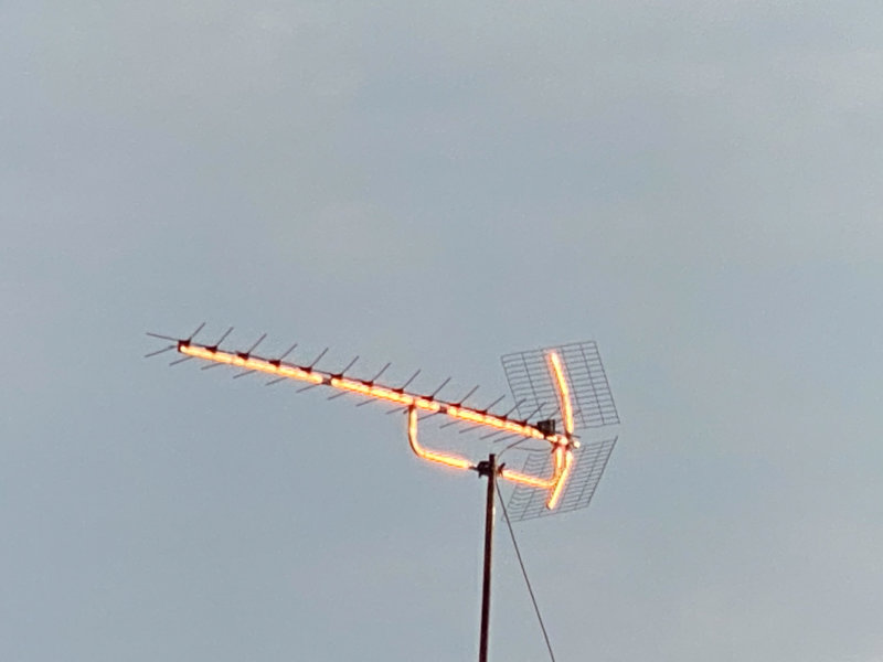 Antenne brillante avec le soleil, Paris 19e (75)