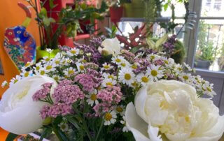 Bouquet Babylone, Bergamotte, fleurs coupées, pivoines, achillées, matricaires, Paris 19e (75)