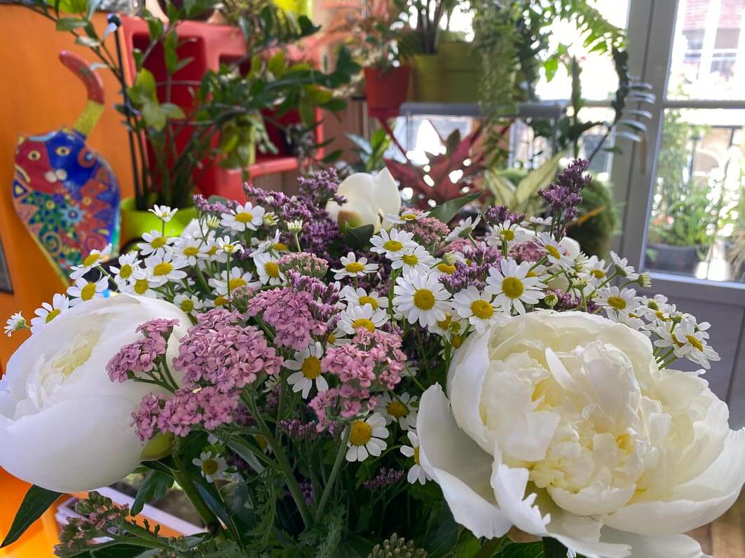 Lire la suite à propos de l’article Bouquet Bayonne avec pivoines, achillées et matricaires