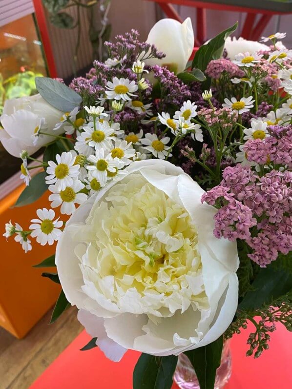 Bouquet Babylone, Bergamotte, fleurs coupées, pivoines, achillées, matricaires, Paris 19e (75)