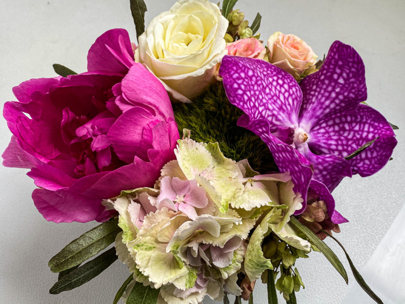 Bouquet de vanda, pivoine, roses et hortensia, fleurs coupées, Paris 12e (75)