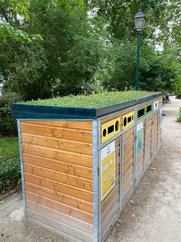 Conteneurs de tri sélectif des déchets avec toiture végétalisme, square Gardette, Paris 11e (75)