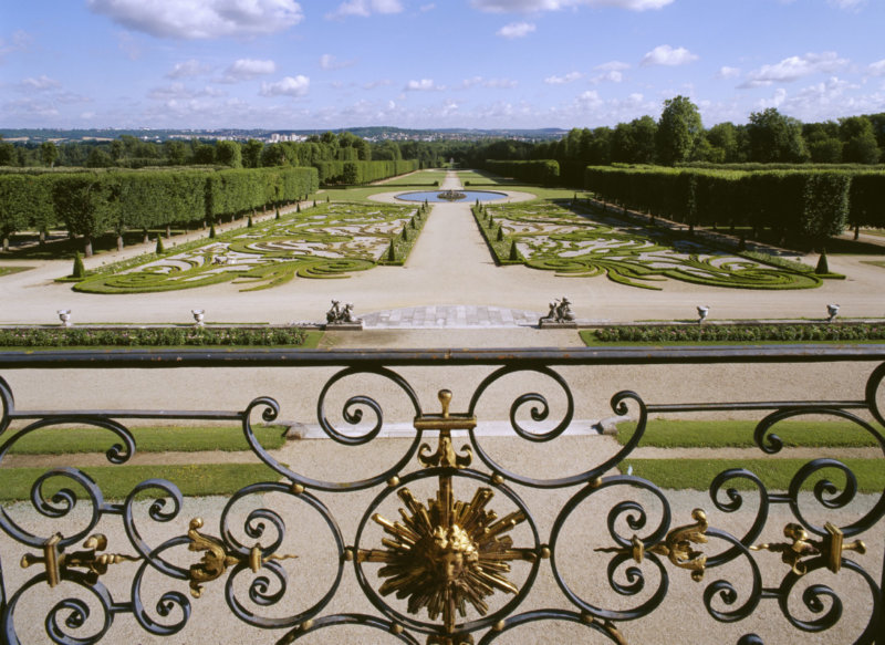 Château de Champs-sur-Marne, perspective du jardin depuis le balcon du salon de musique
