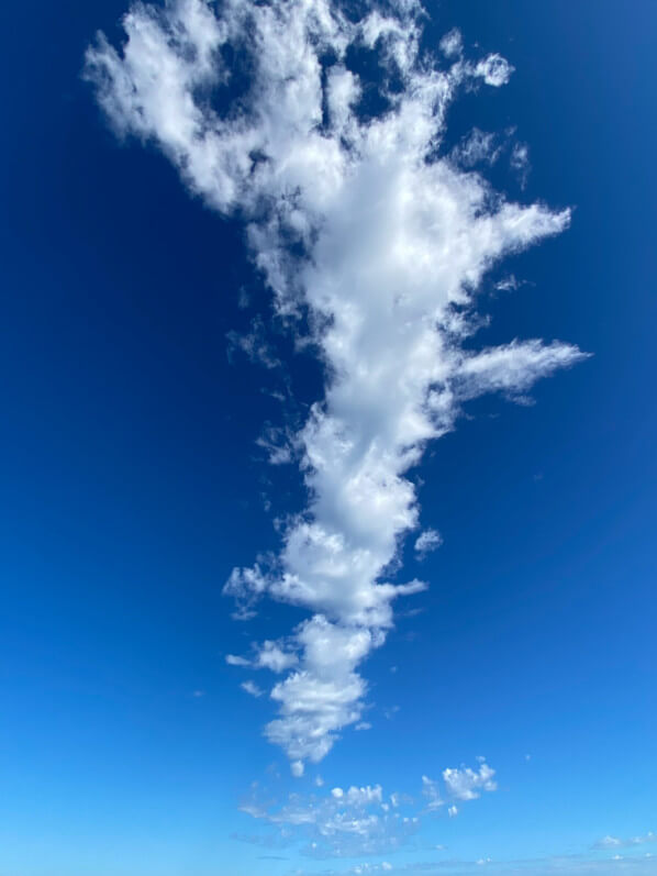 Nuages dans le ciel bleu au-dessus d'Étretat, Étretat (76)