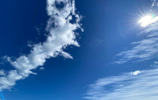 Nuages dans le ciel bleu au-dessus d'Étretat, Étretat (76)