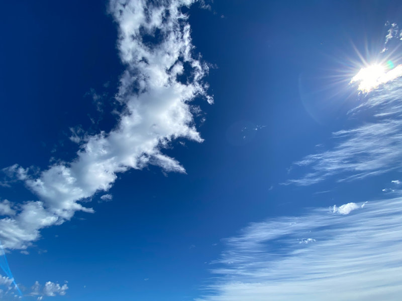Nuages dans le ciel bleu au-dessus d'Étretat, Étretat (76) 