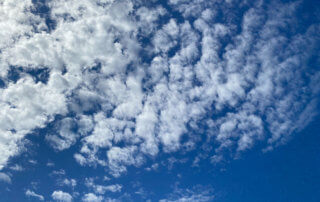 Nuages dans le ciel bleu au-dessus d'Étretat, Étretat (76)