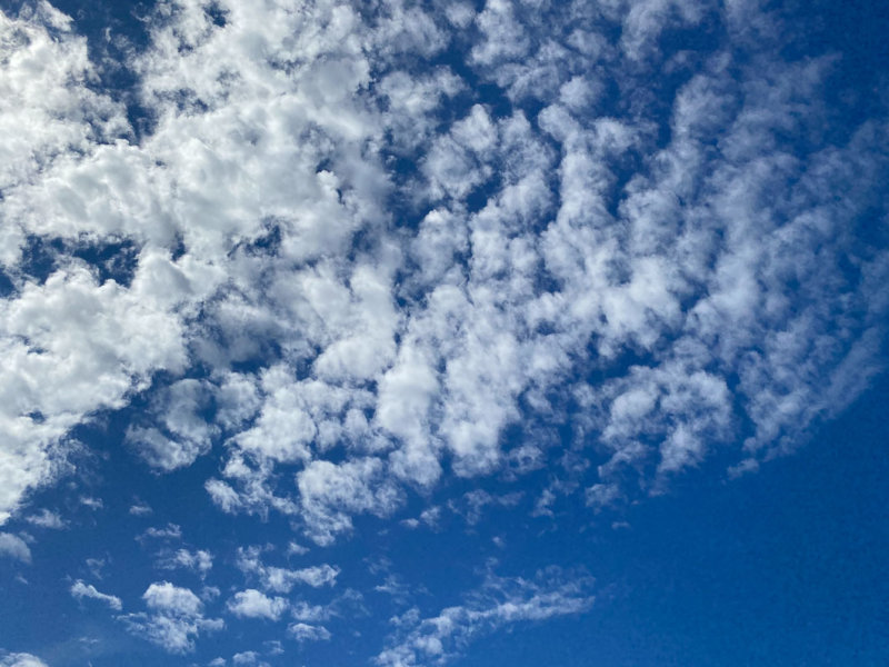 Nuages dans le ciel bleu au-dessus d'Étretat, Étretat (76)