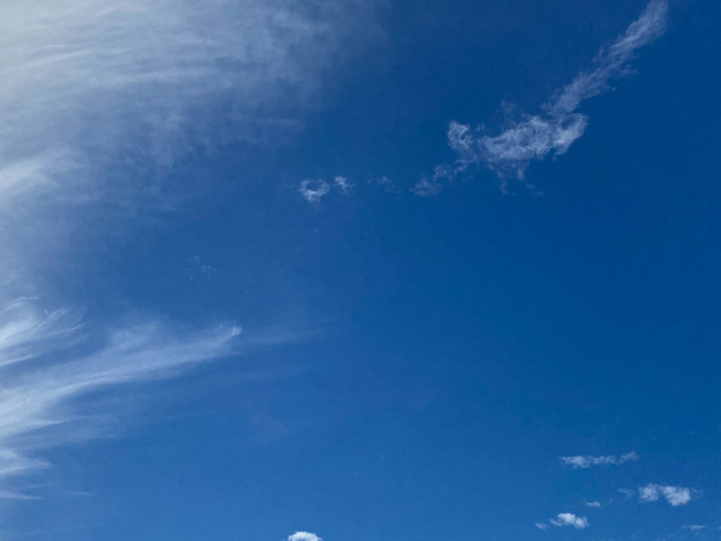 Nuages dans le ciel bleu au-dessus d'Étretat, Étretat (76)