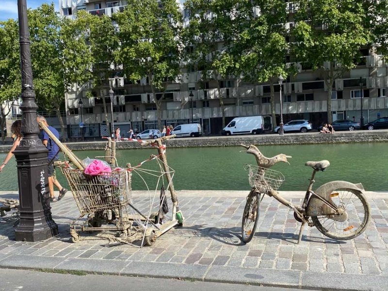 Vélo, caddie et trottinette repêchés dans le Bassin de la Villette, Paris 19e (75)