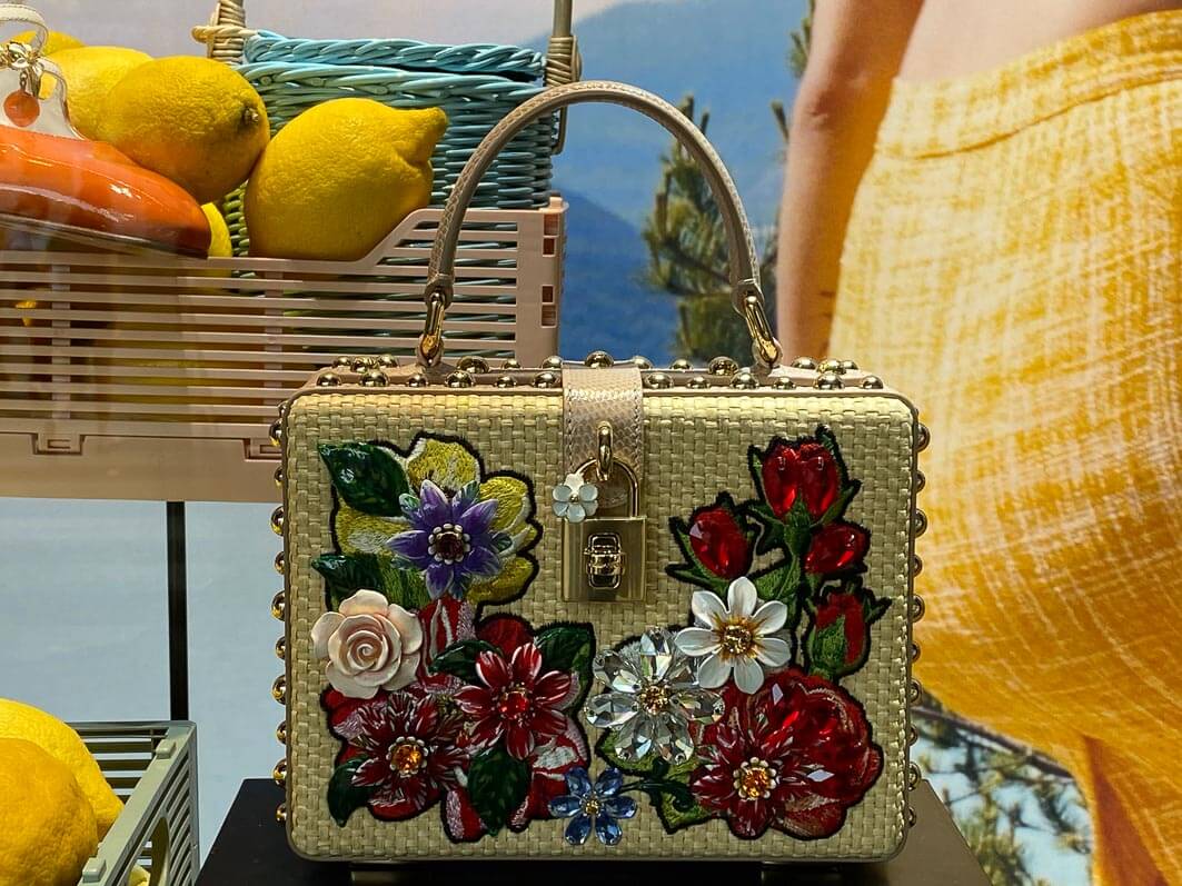 Lire la suite à propos de l’article Sac fleuri, mode, Galeries Lafayette Haussmann (Paris 9e)