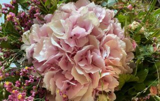 Bouquet de fin d'été, roses, symphorines, hortensias, statices, Paris 12e (75)