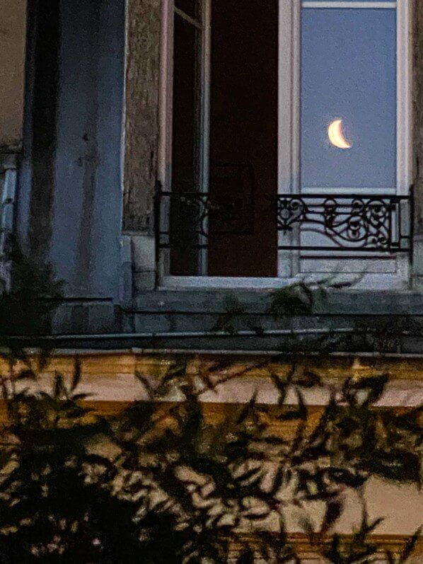 Vu de mon balcon : reflet de la lune dans une fenêtre, Paris 19e (75)
