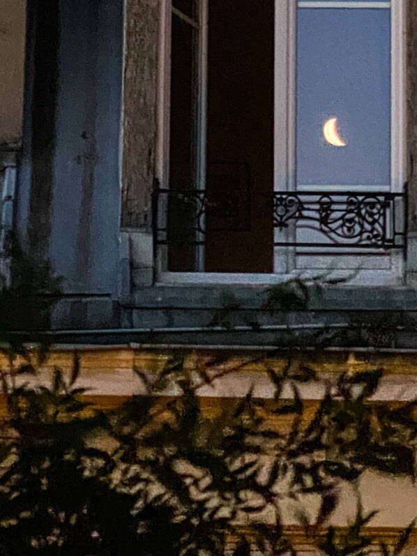 Lire la suite à propos de l’article Le reflet du quartier de Lune vu de mon balcon parisien