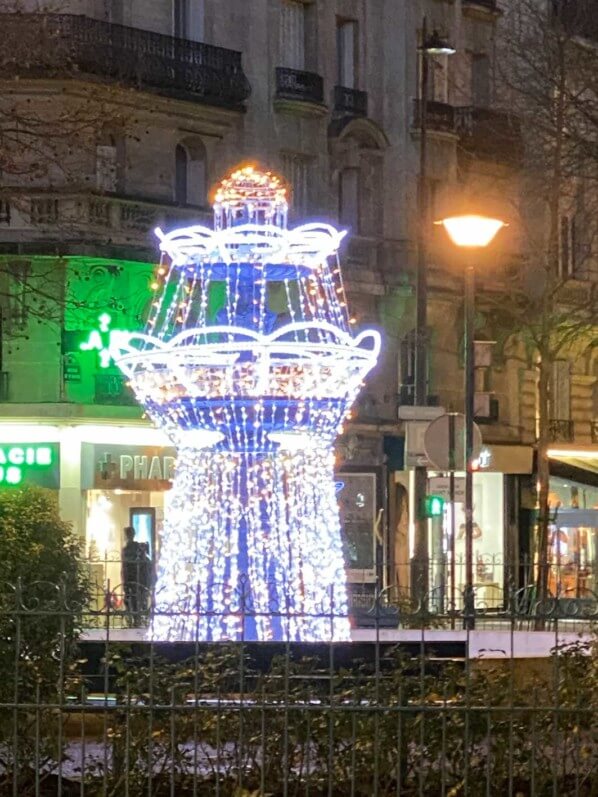 Fontaine illuminée, décorations de Noël, square Courteline, Paris 12e (75)