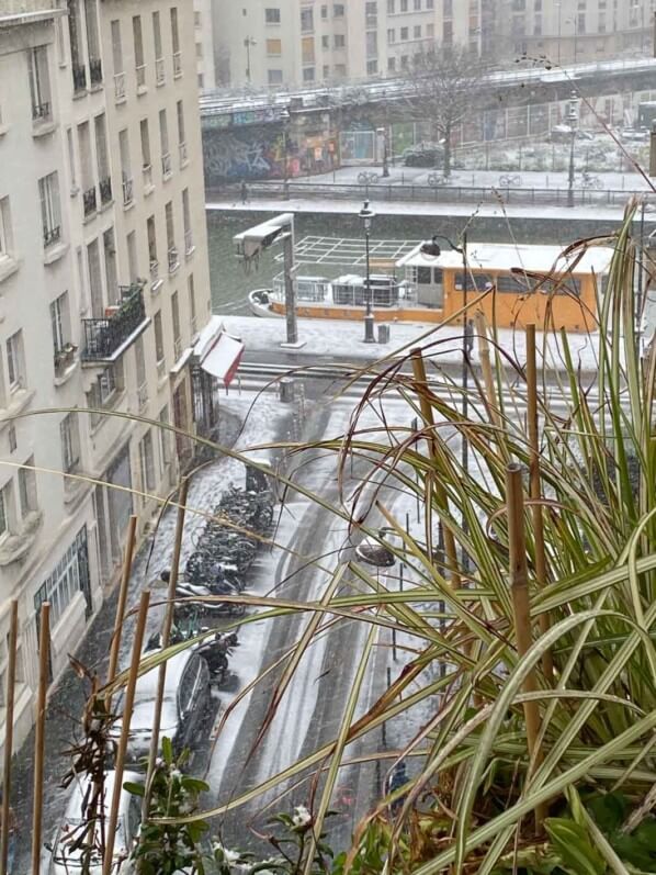 Neige en hiver sur mon balcon parisien, Paris 19e (75)