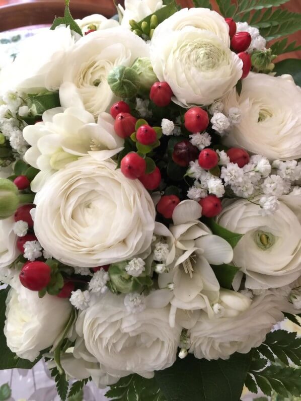 Bouquet de renoncules, gypsophile et fruits de millepertuis, Paris (75)