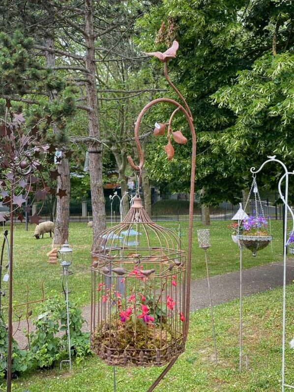 Fuchsia en cage, suspension fleurie, Jardins en Seine, Suresnes (92)