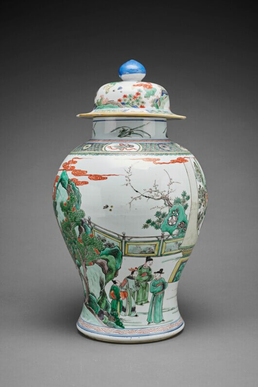 Jarre à décor de personnages dans un jardin Chine, fours de Jingdezhen, dynastie Qing (1644-1911), règne de Kangxi (1662-1722) Porcelaine à décor d’émaux sur couverte (« famille verte ») 47,5 × 26 cm Donation Ernest Grandidier (1894), G 4364 © MNAAG, Paris, Dist. RMN-Grand Palais / Thierry Ollivier