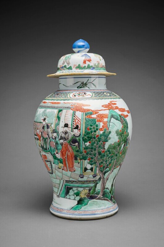 Jarre à décor de personnages dans un jardin Chine, fours de Jingdezhen, dynastie Qing (1644-1911), règne de Kangxi (1662-1722) Porcelaine à décor d’émaux sur couverte (« famille verte ») 47,5 × 26 cm Donation Ernest Grandidier (1894), G 4364 © MNAAG, Paris, Dist. RMN-Grand Palais / Thierry Ollivier