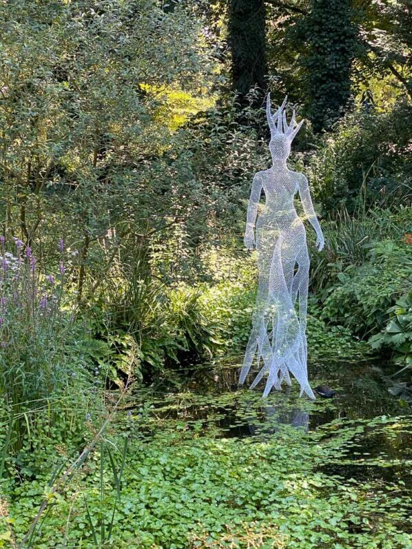 Femme Arbre, sculpture, Daniela Capaccioli, en été dans le parc floral, Paris 12e (75)