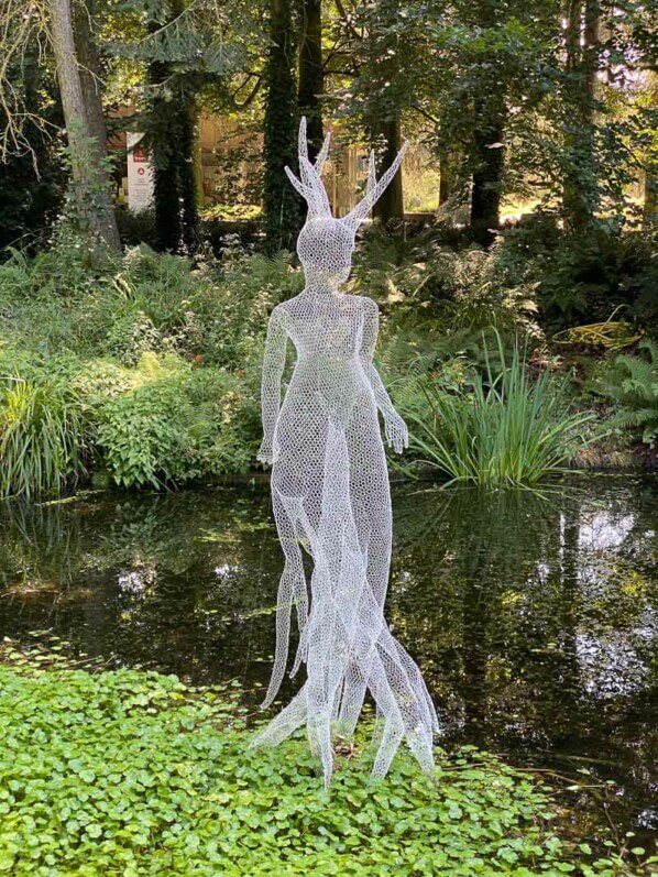 Femme Arbre, sculpture, Daniela Capaccioli, en été dans le parc floral, Paris 12e (75)