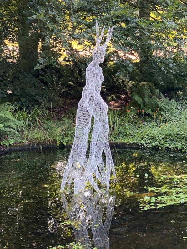 Femme Arbre, sculpture, Daniela Capaccioli, en été dans le parc floral, Paris 12e (75)
