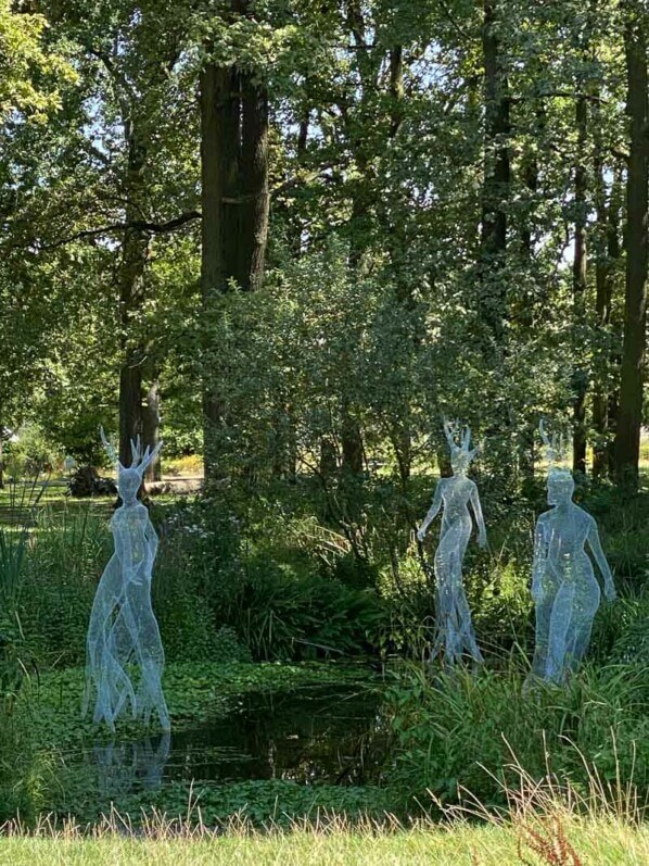 Les Femmes Arbre, sculptures, Daniela Capaccioli, en été dans le parc floral, Paris 12e (75)