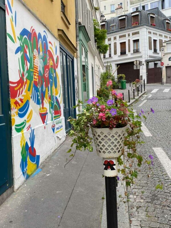 Potelet fleuri en été sur la Butte de Montmartre, Paris 18e (75)