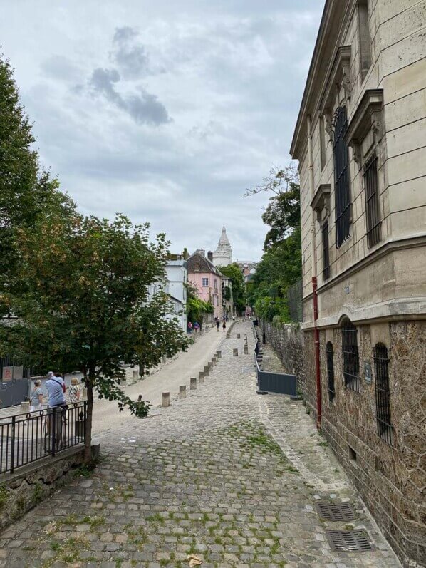 Rue de l'Abreuvoir, en été sur la Butte de Montmartre, Paris 18e (75)