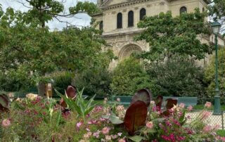 Massif de fleurs d'été en été dans le square Serge Reggiani, Paris 19e (75)