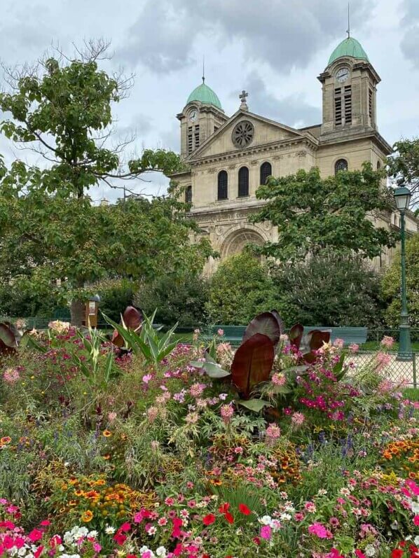 Lire la suite à propos de l’article Décorations florales estivales dans le square Serge Reggiani (Paris 19e)