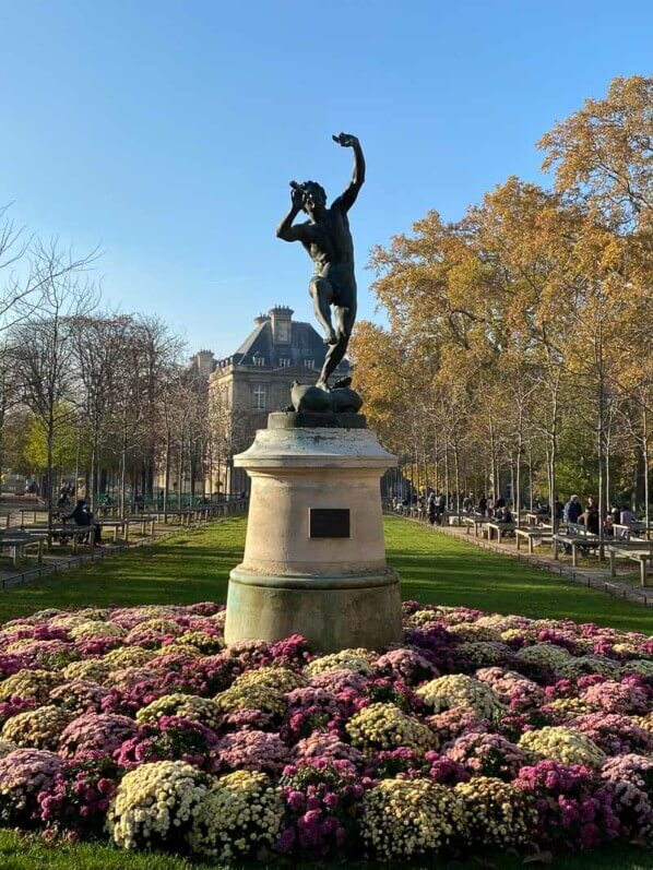 Le Faune dansant, parterre de chrysanthèmes en automne dans le Jardin du Luxembourg, Paris 6e (75)