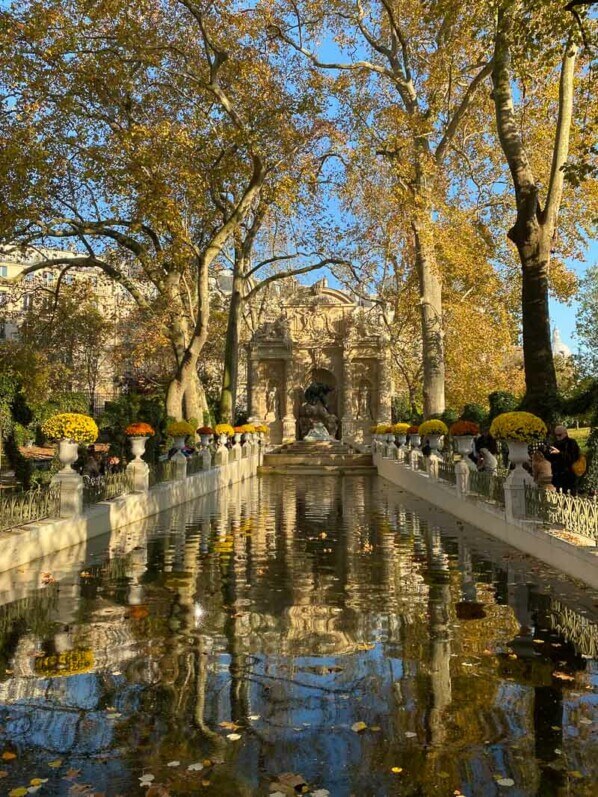 Fontaine Médicis en automne dans le Jardin du Luxembourg, Paris 6e (75)