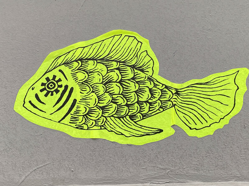 Collage, poisson, street art, passerelle Simone-de-Beauvoir, Paris (75)