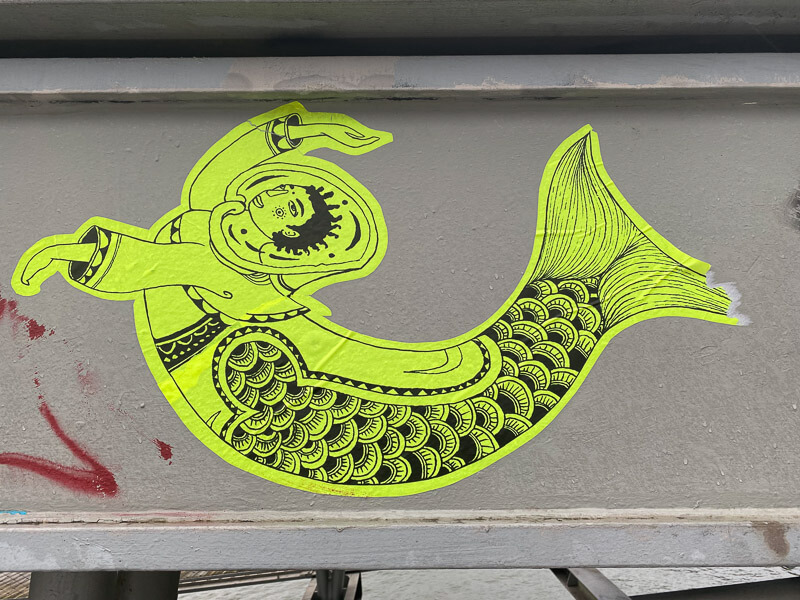 Lire la suite à propos de l’article Street art : sirène et poisson (Paris)