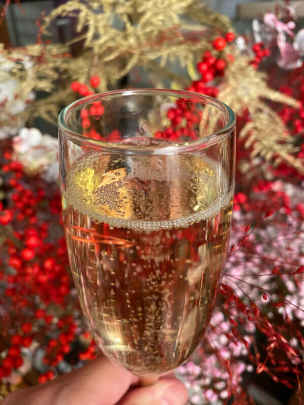 Flute de champagne, décorations de Noël, réveillon, Paris (75)