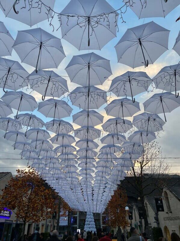 Installation de Patricia Cunha, parapluies, illuminations de Noël, Bercy Village, Paris 12e (75)