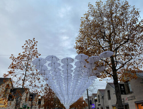 Installation de parapluies scintillants à Bercy Village (Paris 12e)