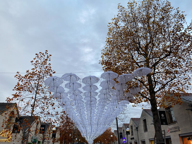 Installation de Patricia Cunha, parapluies, illuminations de Noël, Bercy Village, Paris 12e (75)