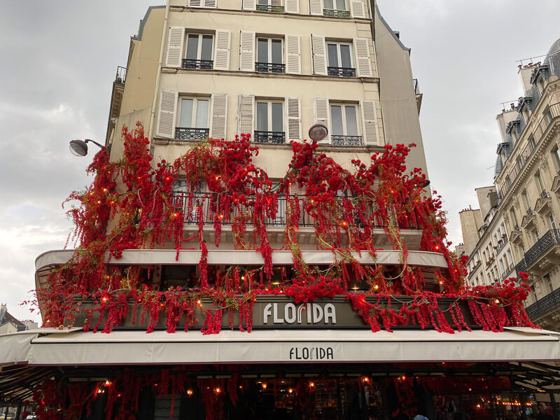 Façade fleurie du restaurant Florida, rue Montorgueil, Paris 1er (75)