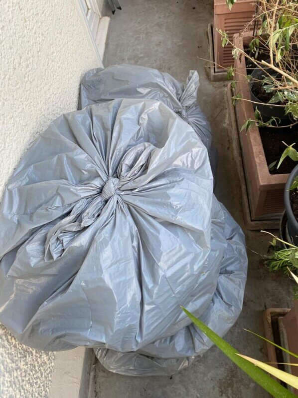 Sacs de substrat usagé en fin d'hiver sur mon balcon parisien, Paris 19e (75)