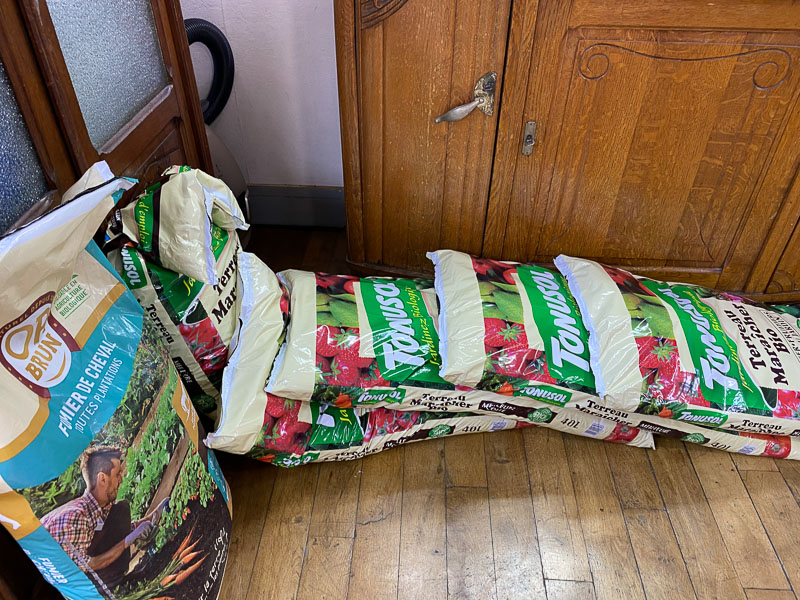 Sacs de terreau pour les jardinières et potées de mon balcon, Paris 19e (75)