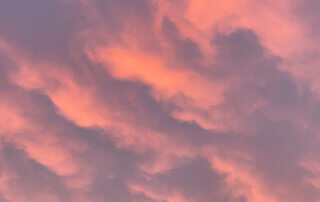 Ciel avec des nuages pommelés roses au petit matin, Paris 19ème (75)