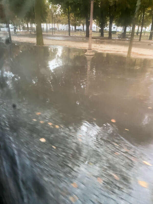Inondation de la chaussée après un orage, avenue des Champs-Élysées, Paris 8e (75)